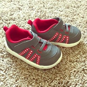 Boys gray and red sneakers